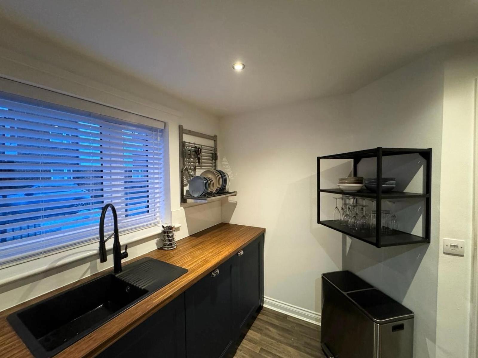 Modern Rooms In 4-Bed House - Walking Distance To Coop Live ,Etihad, Ancoats And City Centre *